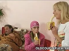 公園ではげ男は、両方の性交を訪問する二つのガールフレンドを招待しました 鈴木 一徹 レイプ