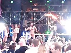 Lusty女の子は彼女と一緒に自分自身を持っている隣人を促した 一徹 人妻