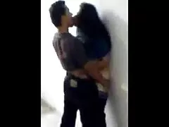 二人の若い男性、二人の若い雛は放棄されたセラーで乾燥します 無料 女性 向け エロ アニメ