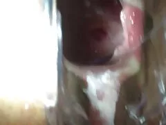 不幸な男は、メンバーに捕まり、彼の家にドラッグされました girlsch 動画