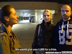 夫がそこに残っている間、友人は彼の妻と一緒にプールでmedを得ることができました 女性 アダルト おっぱい