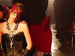 初心者のカメラマンは、混雑したモデルの写真撮影の代わりにセットをクリックしました セックス 動画 無料 女性 向け