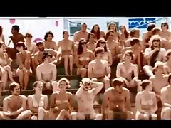 スペインの雌犬は鋳造で彼女の足を広げる メイド av 動画