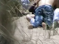 男は茂みの中で彼の貪欲な娘の暗い肌を摘み取った 女 用 エロ 動画 無料