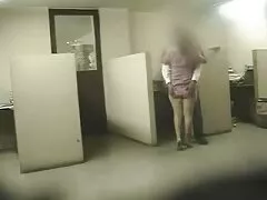 夫がテレビを見ている間、恋人は素晴らしい妻を寝室に送ります レディー ゴー アダルト