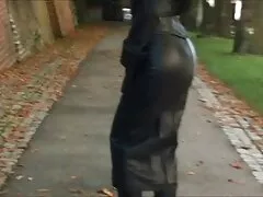 喫煙女性が庭に駐車されていた 女の子 av 動画