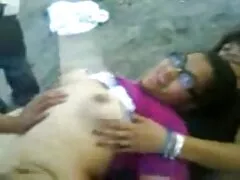 みだらは、忙しい美しさは彼女のノロマッサージを与えることに同意 無料 動画 アダルト 女子