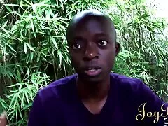 彼女のスニーカーを脱ぐことなく、お尻のスキニーブルネットが吹く エロ ビデオ 無料 女性