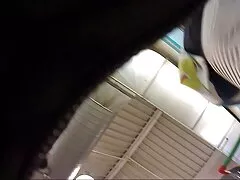 ファーマンの娘は自分自身が怠惰なビルダーを壊すことを許した 熟 女 av