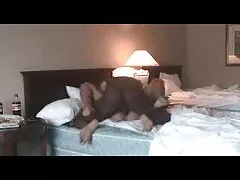 夫が彼を見るまで、セラピストは彼の美しい妻をマッサージ 無料 エッチ 女の子